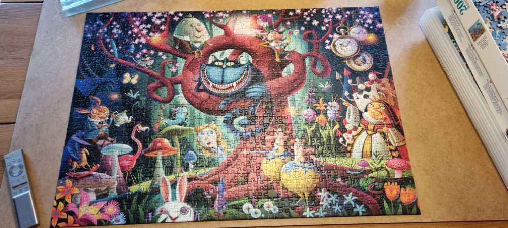 Ravensburger—Most Everyone is Mad - Ravensburger puzzle collectible [Barcode 4005556164561] - Main Image 3