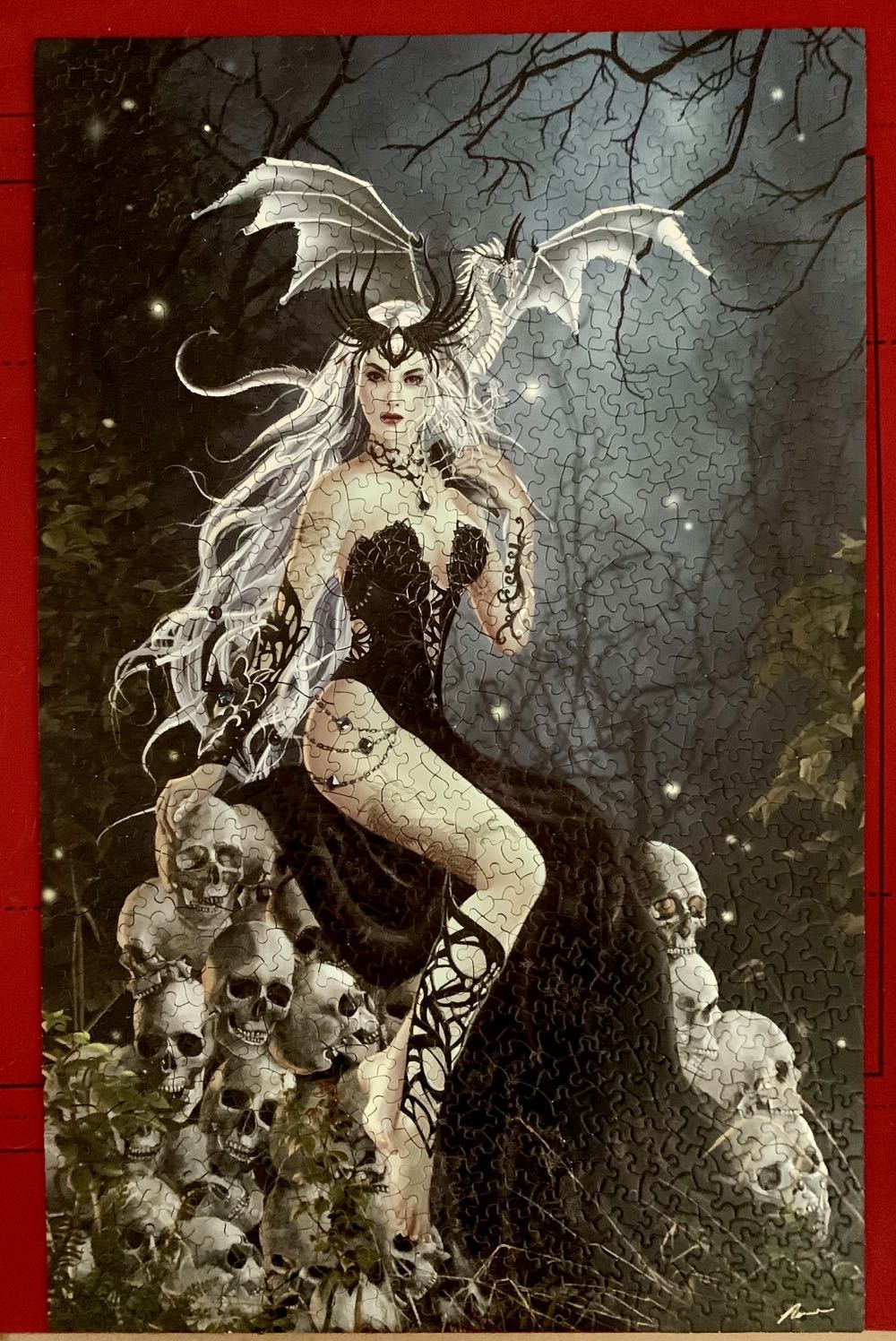 Mad Queen* - SunsOut puzzle collectible [Barcode 796780676039] - Main Image 2