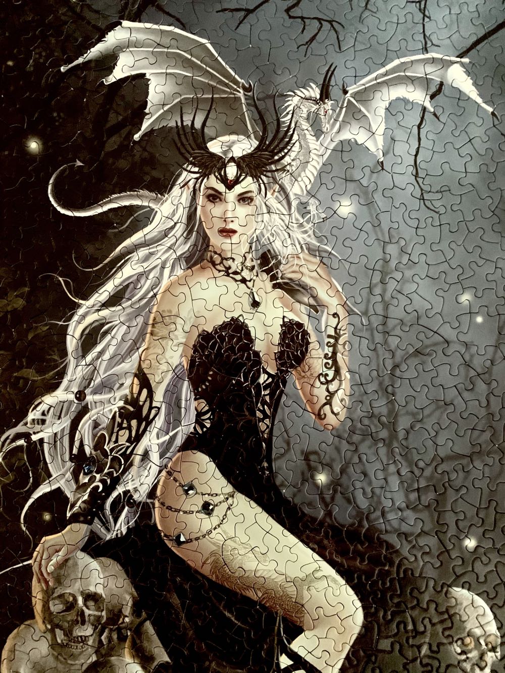 Mad Queen* - SunsOut puzzle collectible [Barcode 796780676039] - Main Image 3