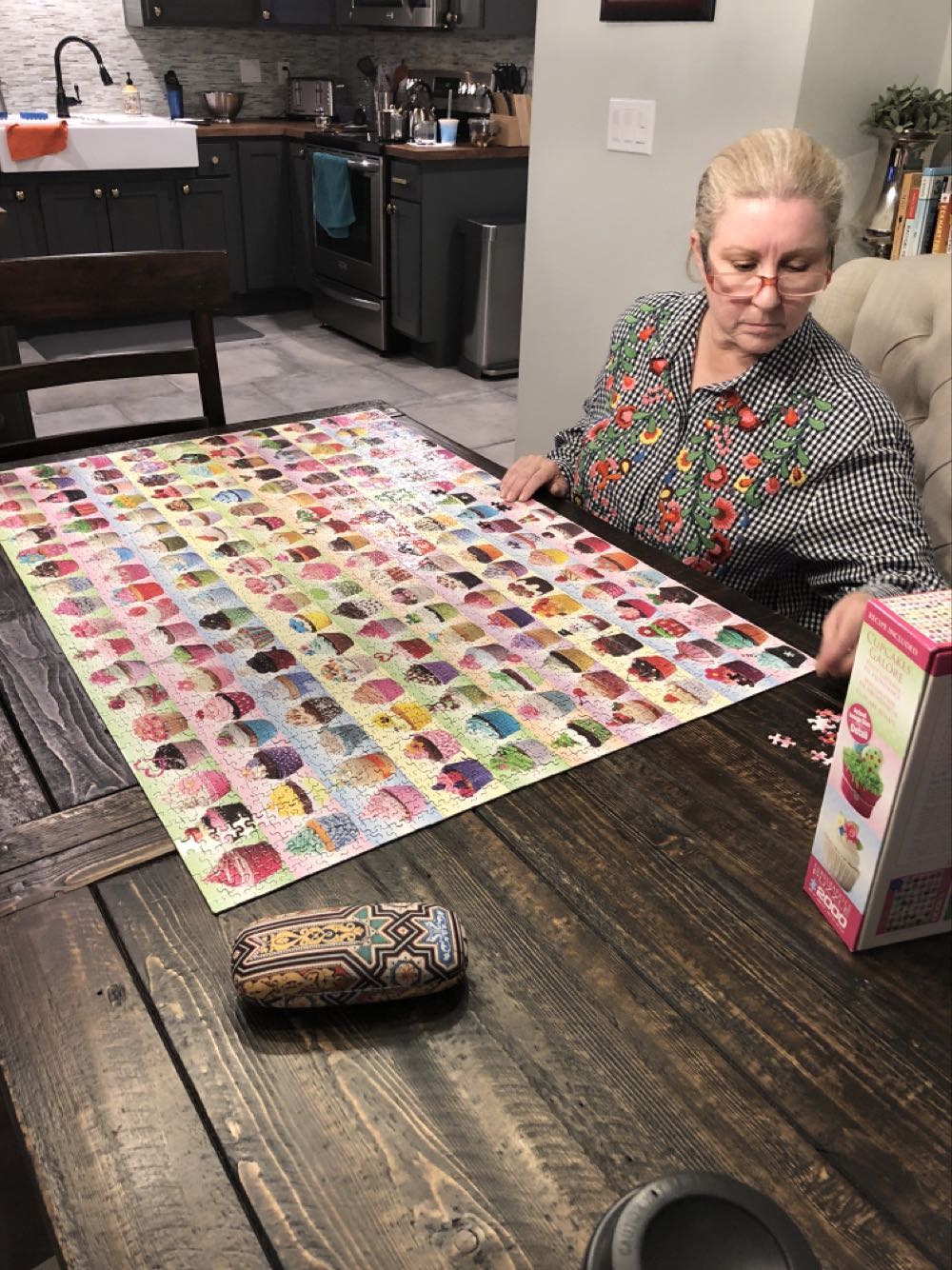 Cupcakes Galore - EuroGraphics puzzle collectible [Barcode 628136806299] - Main Image 3