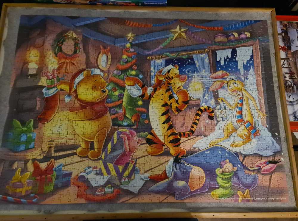Pooh Christmas Fun *Keeper* - Ravensburger puzzle collectible [Barcode 4005556159352] - Main Image 2