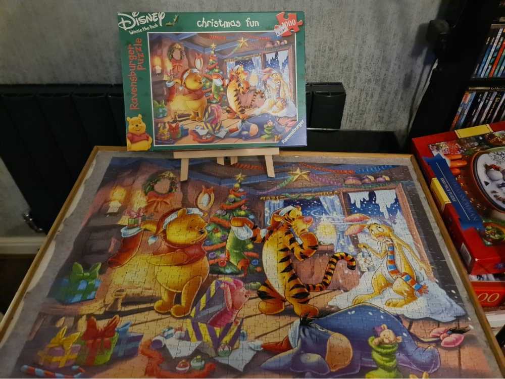 Pooh Christmas Fun *Keeper* - Ravensburger puzzle collectible [Barcode 4005556159352] - Main Image 3