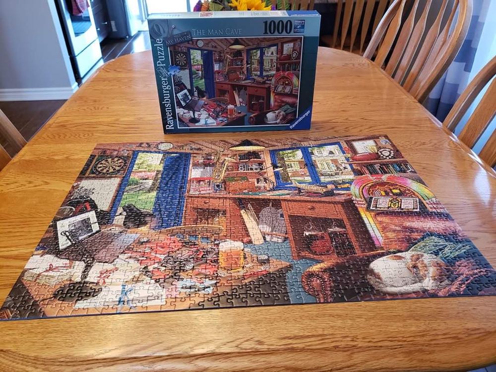 The Man Cave - Ravensburger puzzle collectible [Barcode 4005556823819] - Main Image 2