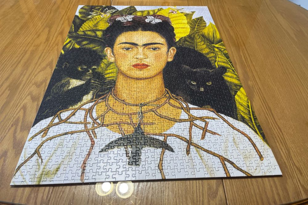 Self-Portrait with Thorn Necklace and Hummingbird - Eurographics puzzle collectible [Barcode 628136608022] - Main Image 4