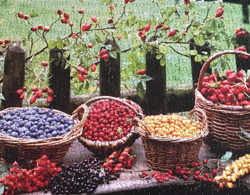 Berry Baskets - Hallmark puzzle collectible [Barcode 076930494639] - Main Image 2