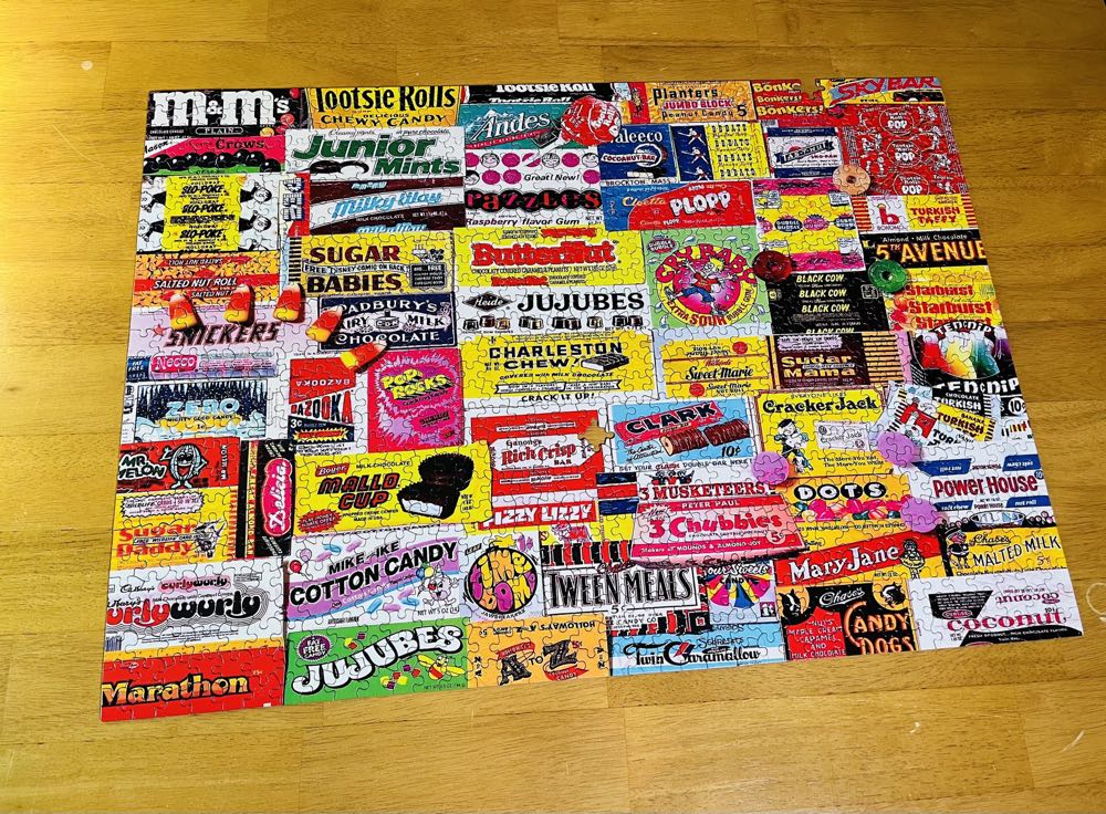 Vintage Candy Wrappers - White Mountain puzzle collectible [Barcode 724819256327] - Main Image 4