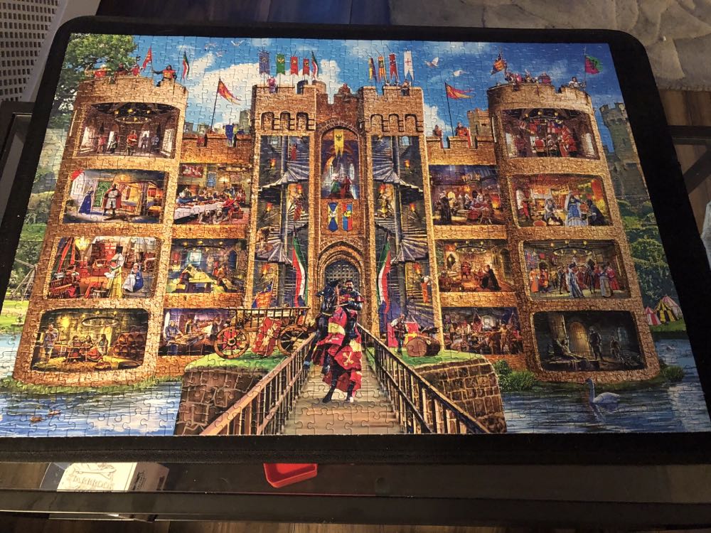 Castle Cutaway - Gibsons puzzle collectible [Barcode 5012269062892] - Main Image 2