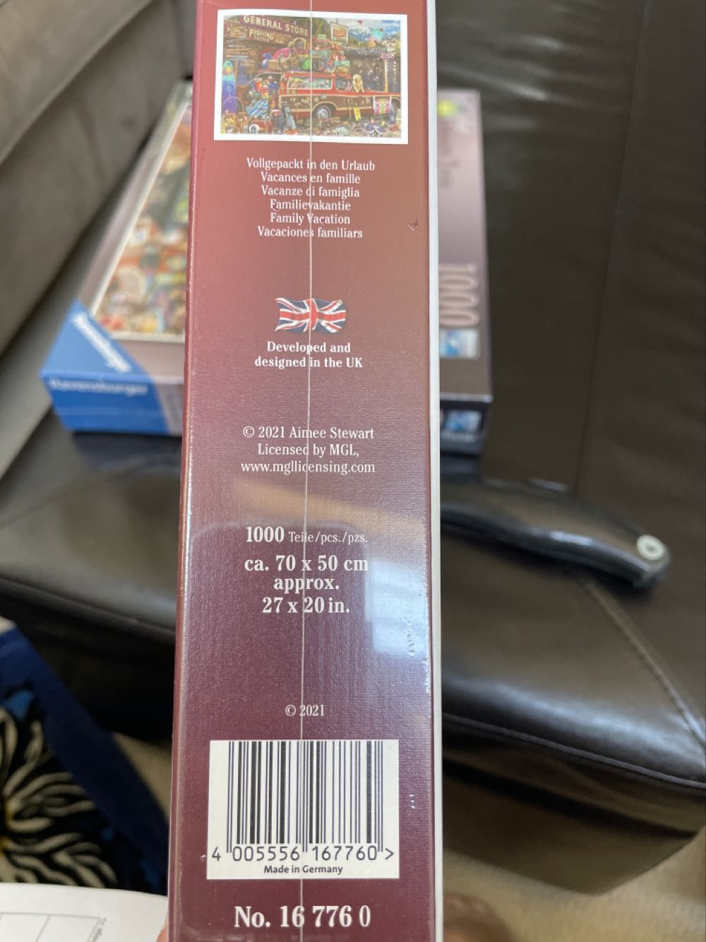 Family Vacation - Ravensburger puzzle collectible [Barcode 4005556167760] - Main Image 2