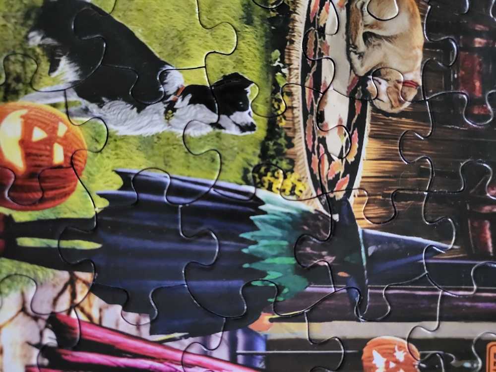 ZZ - Halloween House - White Mountain puzzle collectible [Barcode 724819259731] - Main Image 3