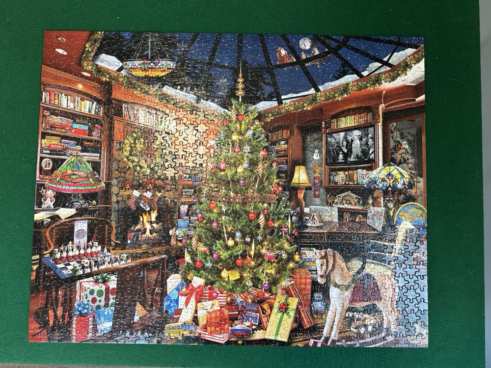 Christmas: Seek&Find - White Mountain Puzzles puzzle collectible [Barcode 724819261468] - Main Image 3
