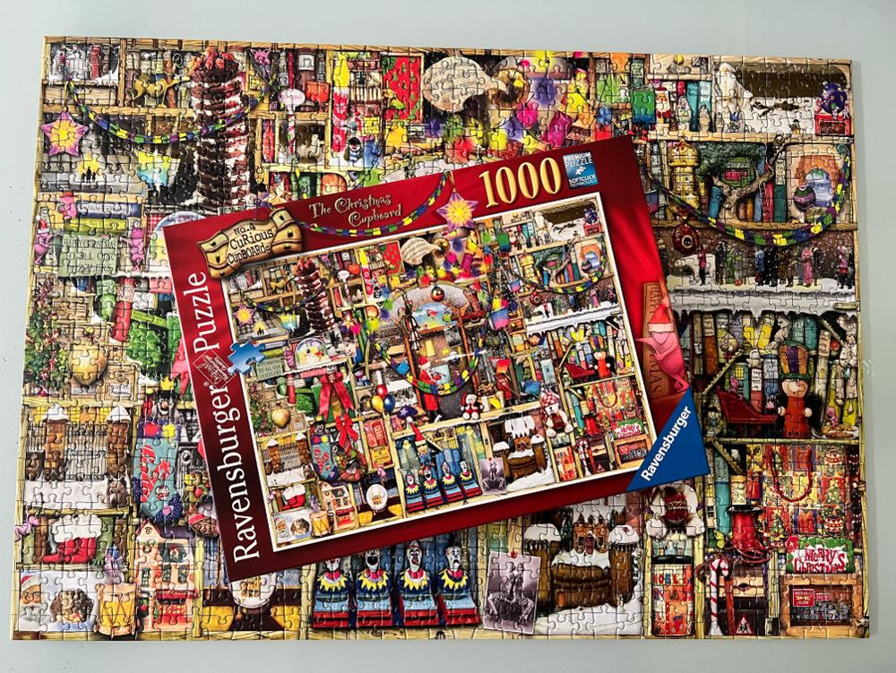 The Christmas Cupboard - Ravensburger puzzle collectible [Barcode 4005556194681] - Main Image 3