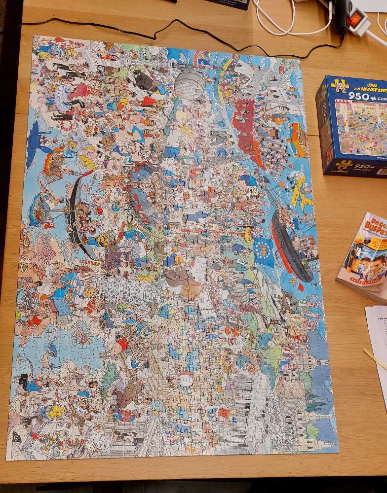 United Europe Family Puzzle - jumbo 615 puzzle collectible [Barcode 8710126172179] - Main Image 2