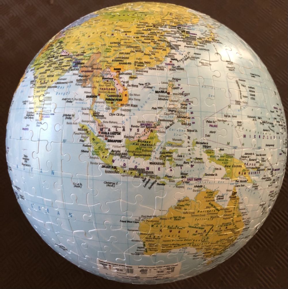 The Earth 3D - Ravensburger puzzle collectible [Barcode 4005556124367] - Main Image 2