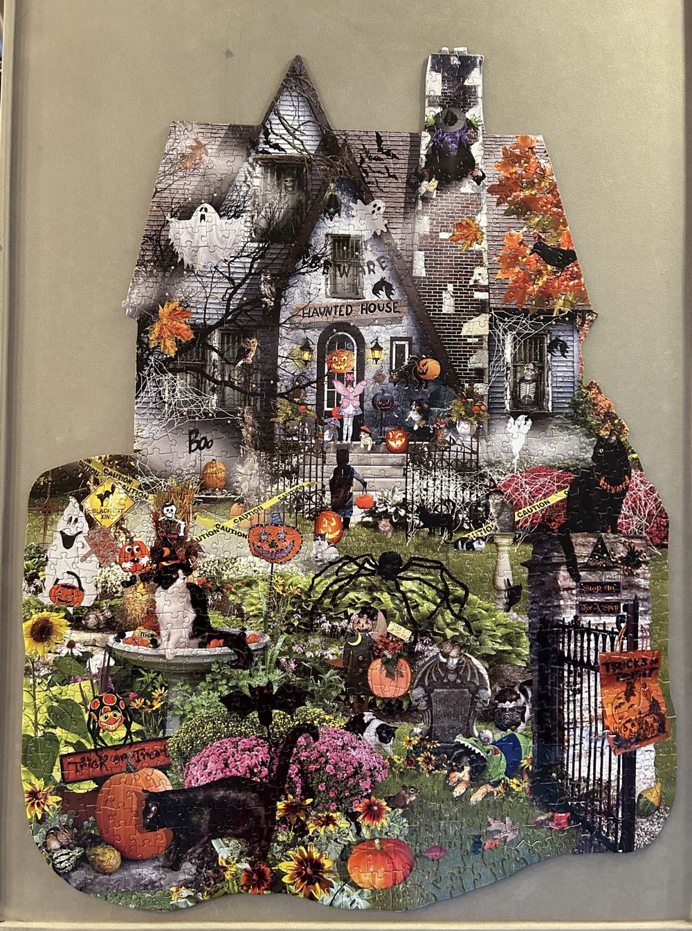 Spooky House - SunsOut puzzle collectible [Barcode 796780956155] - Main Image 2