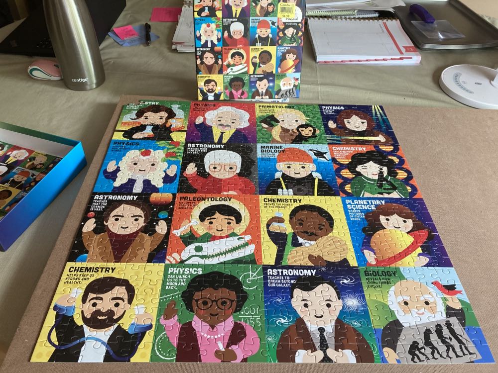 Little Scientist - Mudpuppy puzzle collectible [Barcode 9780735356726] - Main Image 2