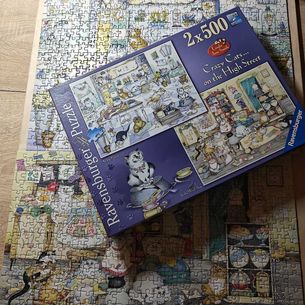 Crazy Cats on the High Street (bags/poster) - Ravensburger puzzle collectible [Barcode 4005556140794] - Main Image 3