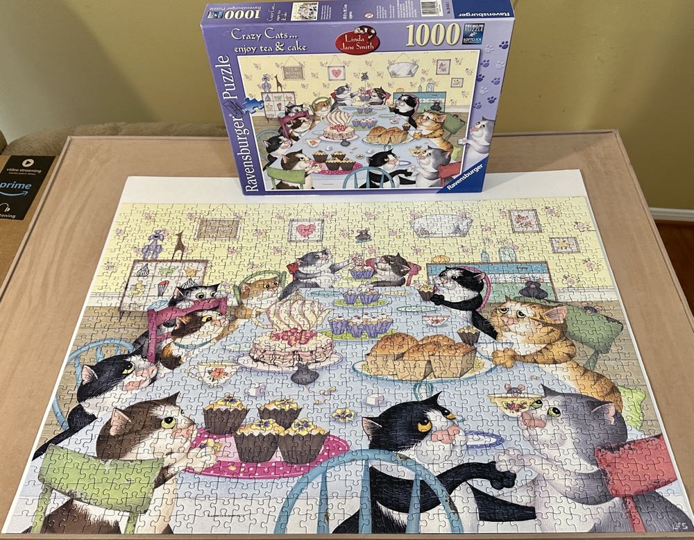 Crazy Cats - enjoy tea & cakes - Ravensburger puzzle collectible [Barcode 4005556194155] - Main Image 3