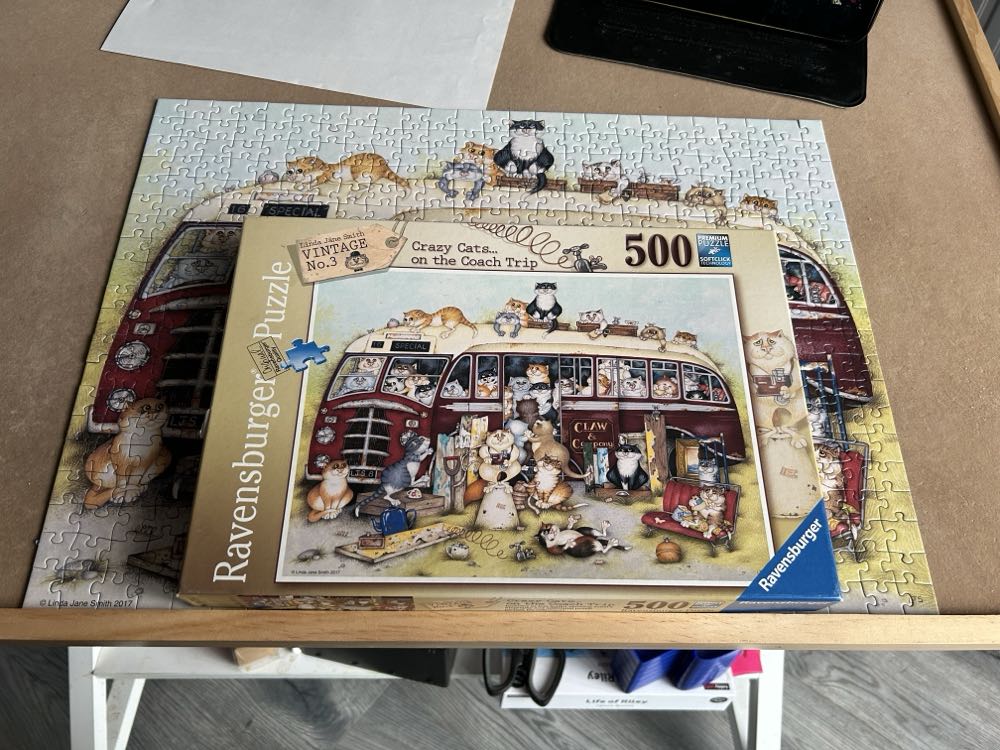 Crazy Cats - Vintage #3 - On The Coach Trip (Karli....) - Ravensburger puzzle collectible [Barcode 4005556147502] - Main Image 4