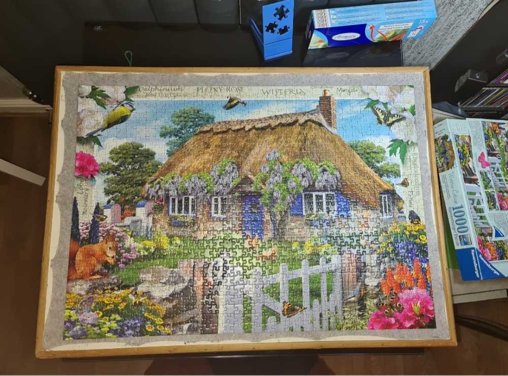 Country Cottage #6, Wisteria Cottage (1) - Ravensburger puzzle collectible [Barcode 4005556190942] - Main Image 3