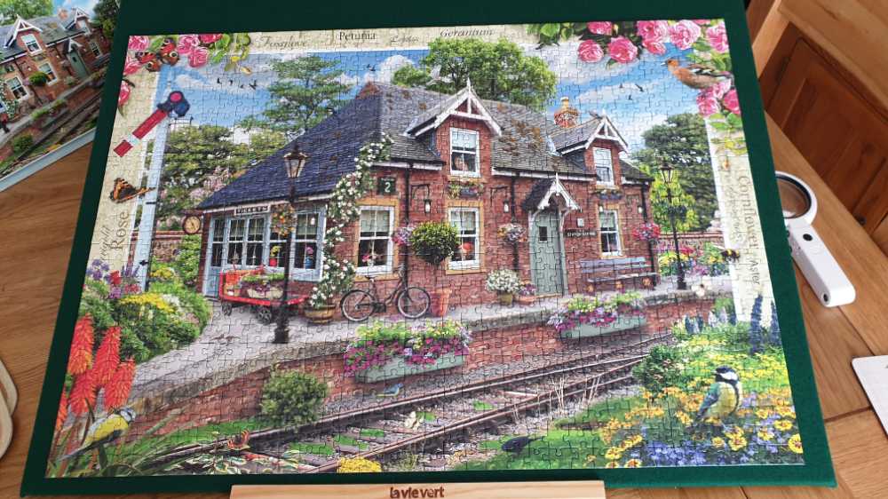 Country Cottage No. 13 - Railway Cottage - Ravensburger puzzle collectible [Barcode 4005556139897] - Main Image 2