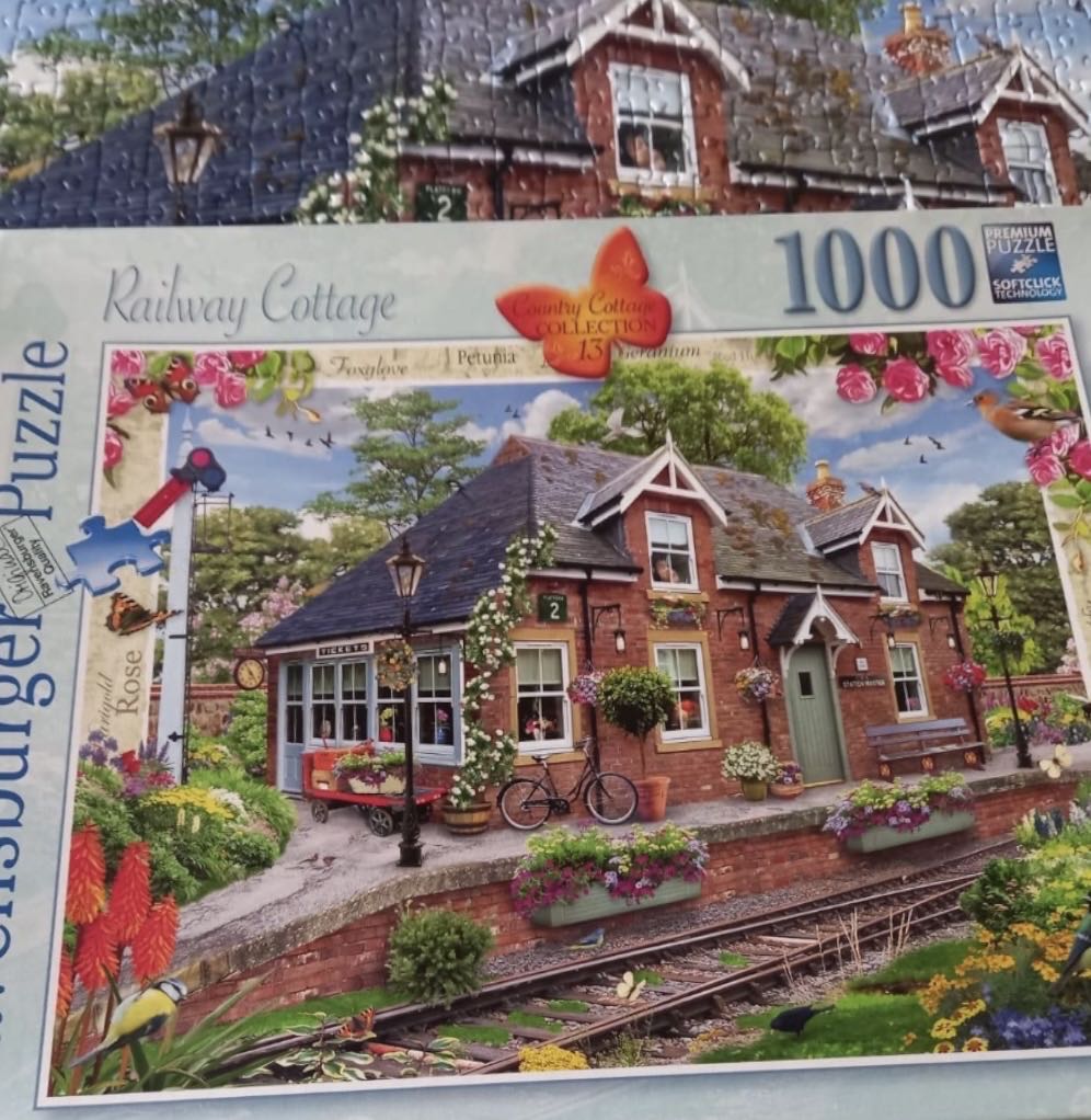 Country Cottage No. 13 - Railway Cottage - Ravensburger puzzle collectible [Barcode 4005556139897] - Main Image 4