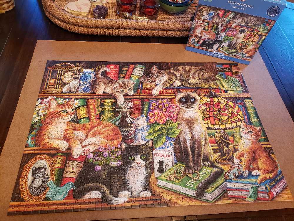 Puss In Books - Gibsons puzzle collectible [Barcode 5012269061475] - Main Image 2