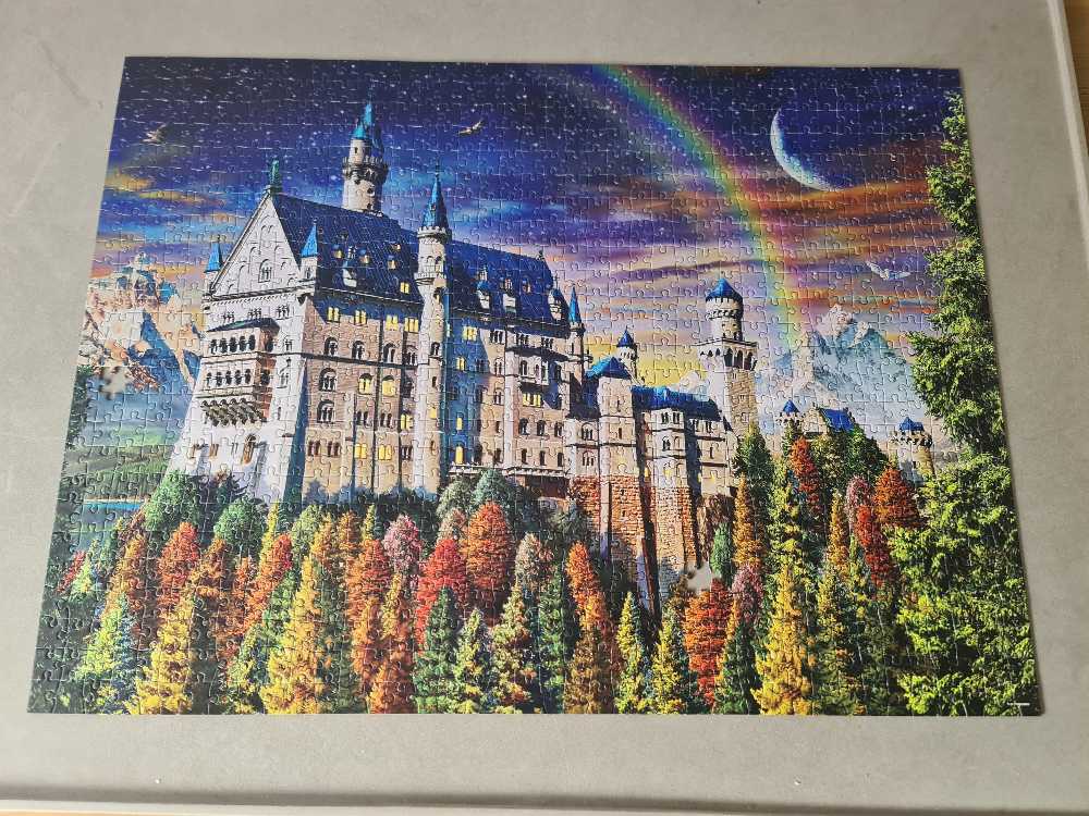 Castle Neuschwanstein - Milton Bradley puzzle collectible [Barcode 778988148723] - Main Image 2