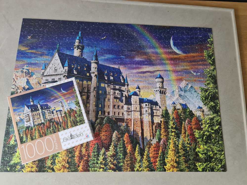 Castle Neuschwanstein - Milton Bradley puzzle collectible [Barcode 778988148723] - Main Image 3