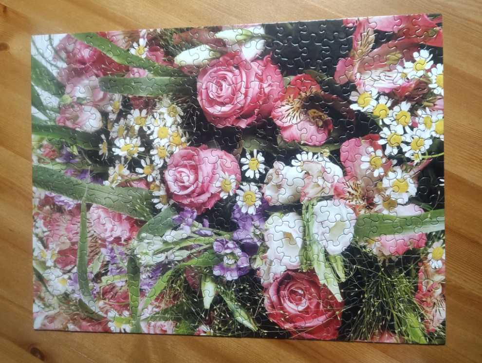 Floral Photo $3 - Milton Bradley Puzzles puzzle collectible [Barcode 047754383539] - Main Image 3