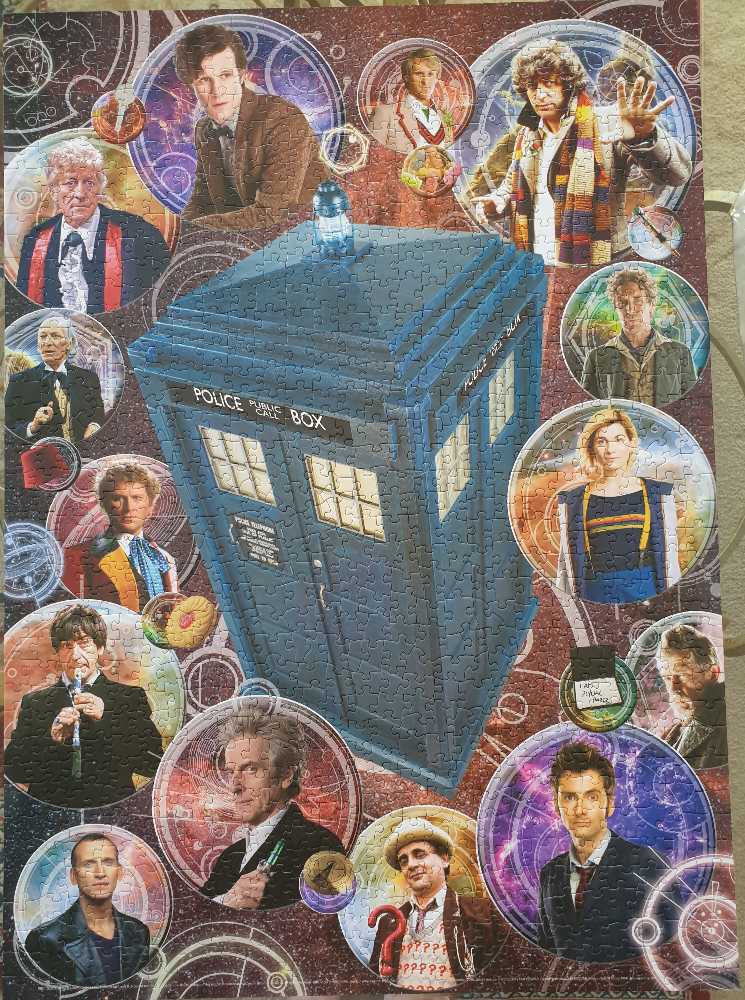 Doctor Who - The Doctors - Cobble Hill puzzle collectible [Barcode 625012802260] - Main Image 2