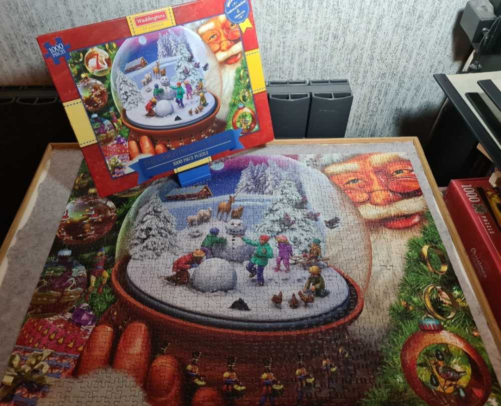 The Christmas Snowman - Waddingtons puzzle collectible [Barcode 5036905024426] - Main Image 2