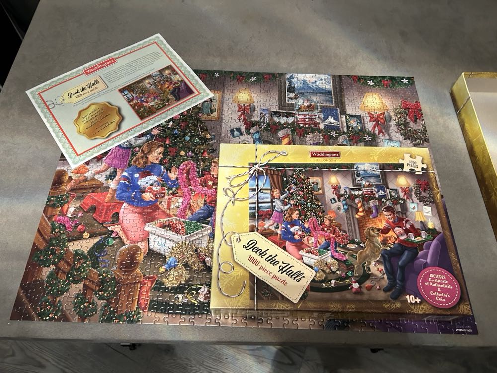 Deck The Halls - Waddingtons puzzle collectible [Barcode 5036905040136] - Main Image 3