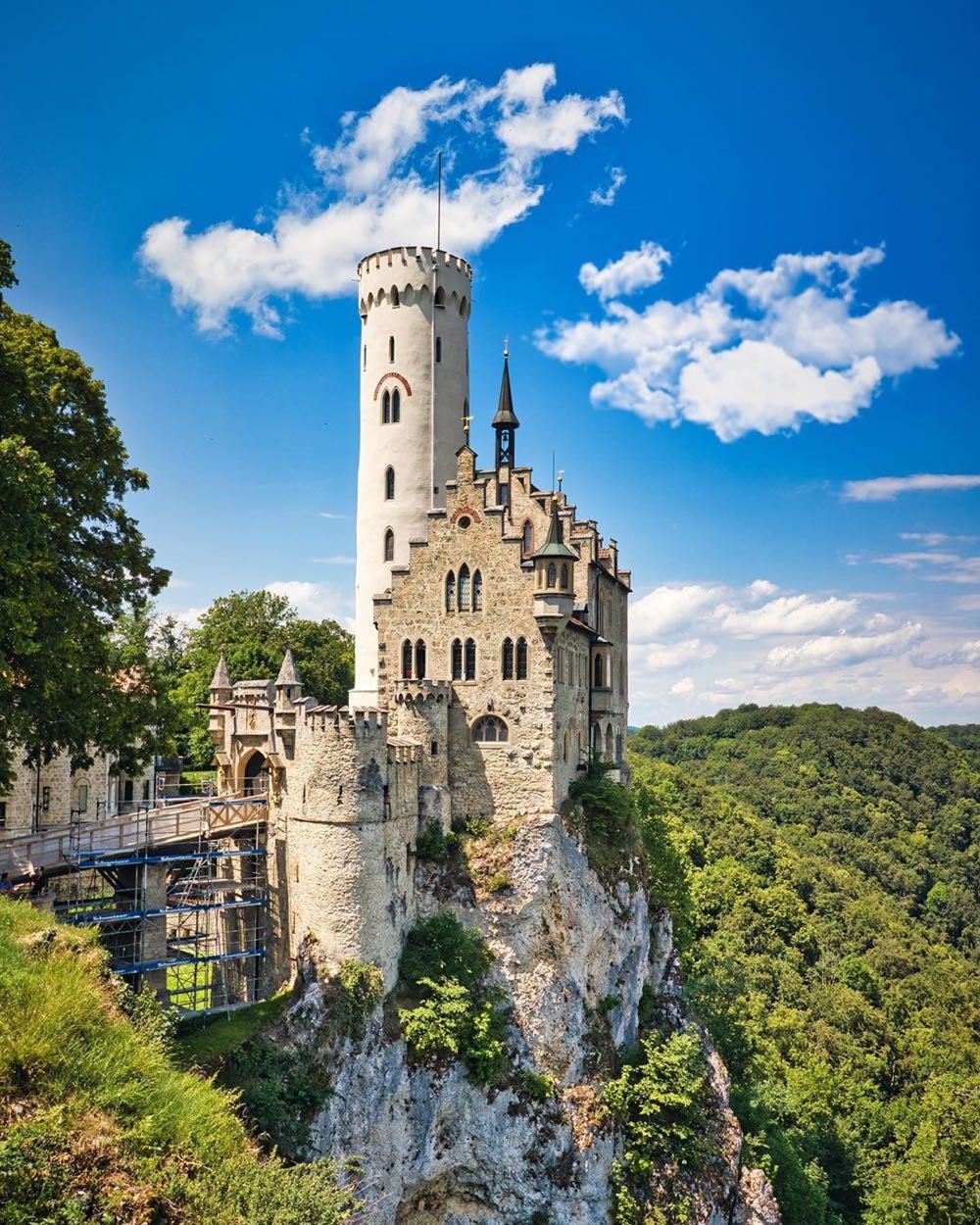 Lichtenstein Castle - Milton Bradley (MB) puzzle collectible [Barcode 778988300589] - Main Image 1