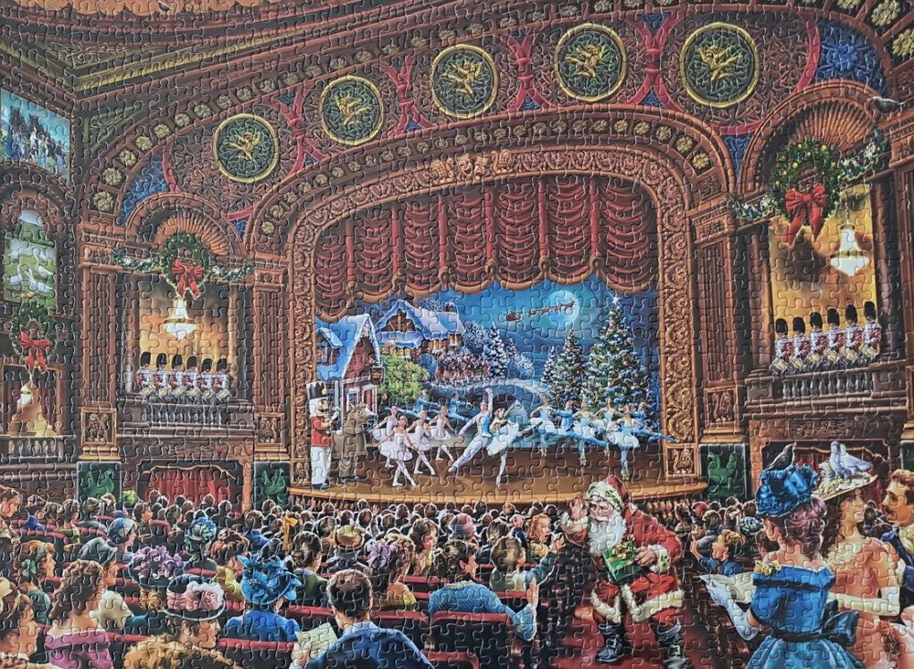 *A Festive Spectacular - Waddingtons puzzle collectible [Barcode 5036905019767] - Main Image 4