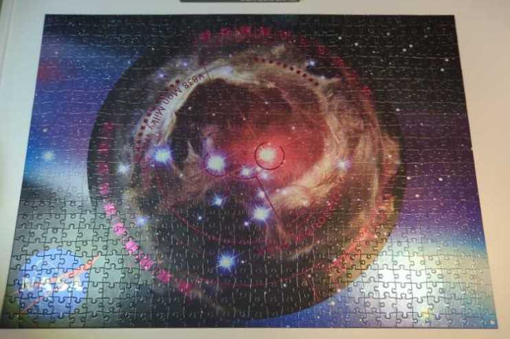 NASA: V838 Monocerotis - Cardinal puzzle collectible [Barcode 778988316870] - Main Image 3
