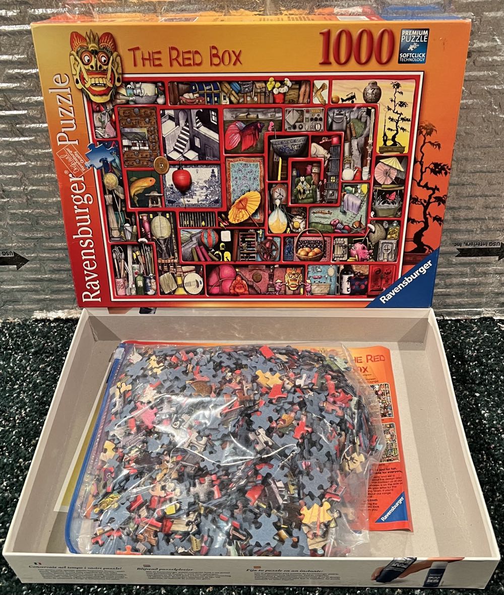 The Red Box - Ravensburger puzzle collectible [Barcode 4005556193981] - Main Image 3