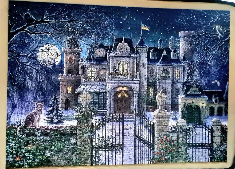 Christmas Villa - Ravensburger puzzle collectible [Barcode 4005556165339] - Main Image 2