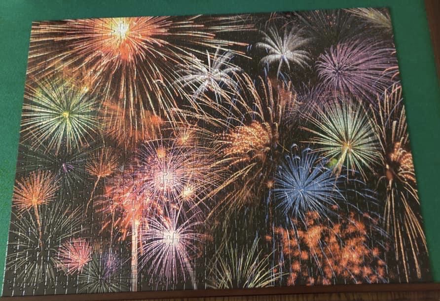 Colorful Fireworks - Lafayette Puzzle Factory (Colorluxe) puzzle collectible [Barcode 4895145409650] - Main Image 2