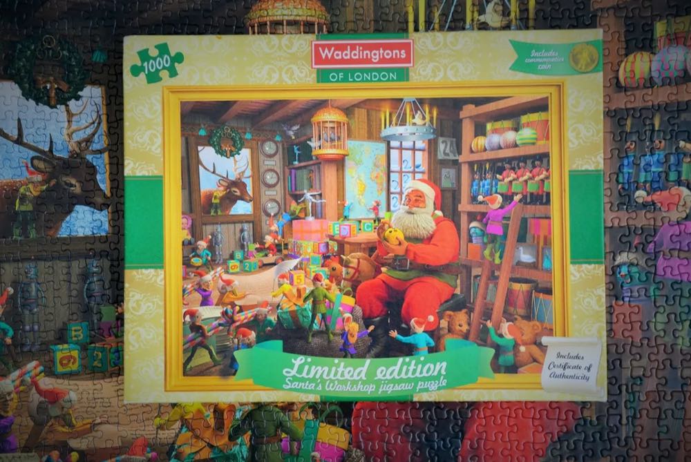 Santa’s Workshop - Waddingtons puzzle collectible [Barcode 5036905022118] - Main Image 4