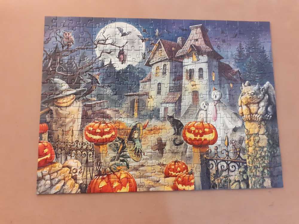 The Halloween House - 936, 10/1/25 - Ravensburger puzzle collectible [Barcode 4005556132645] - Main Image 2