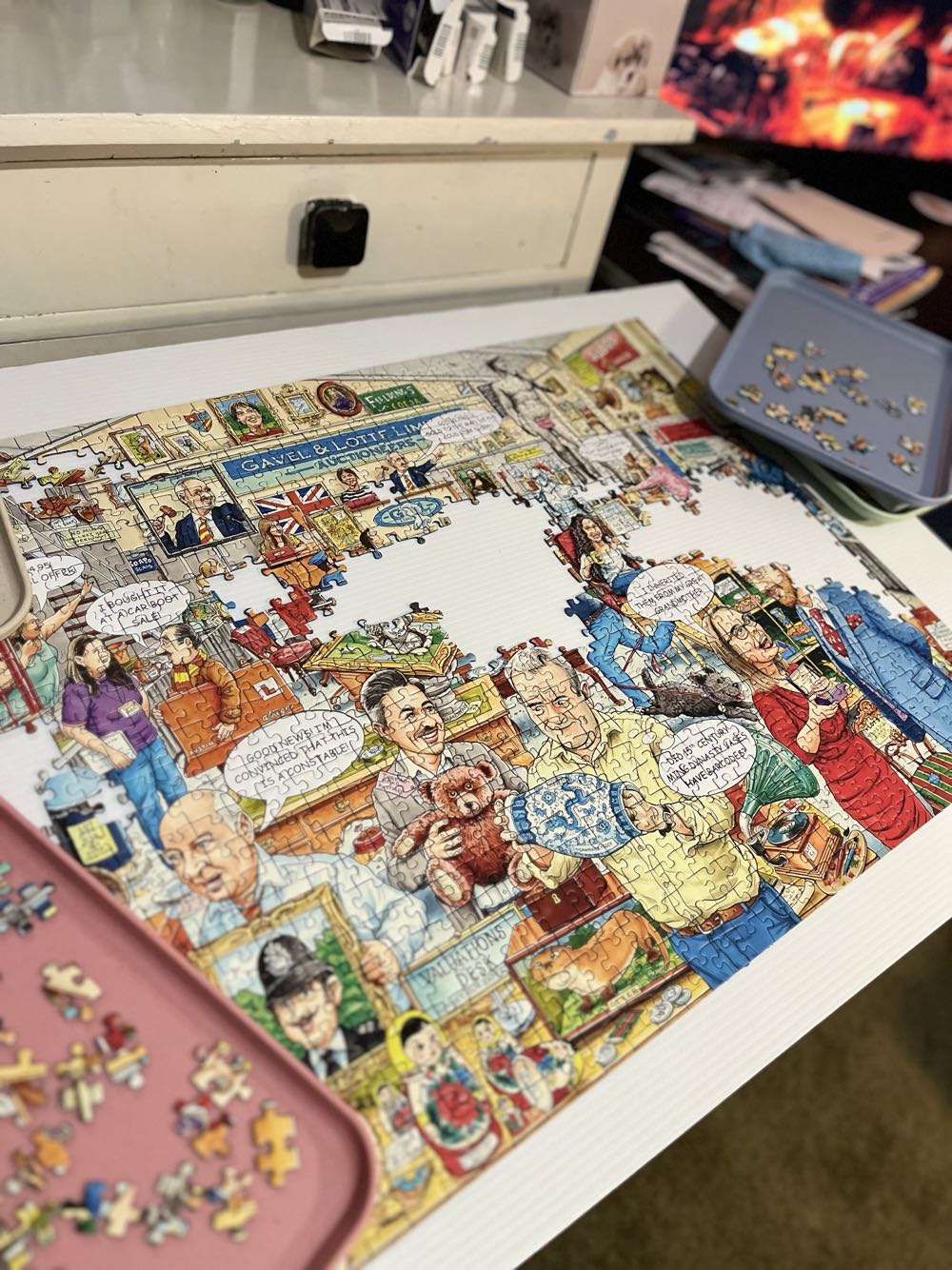 The Auction - Ravensburger puzzle collectible [Barcode 4005556199433] - Main Image 2