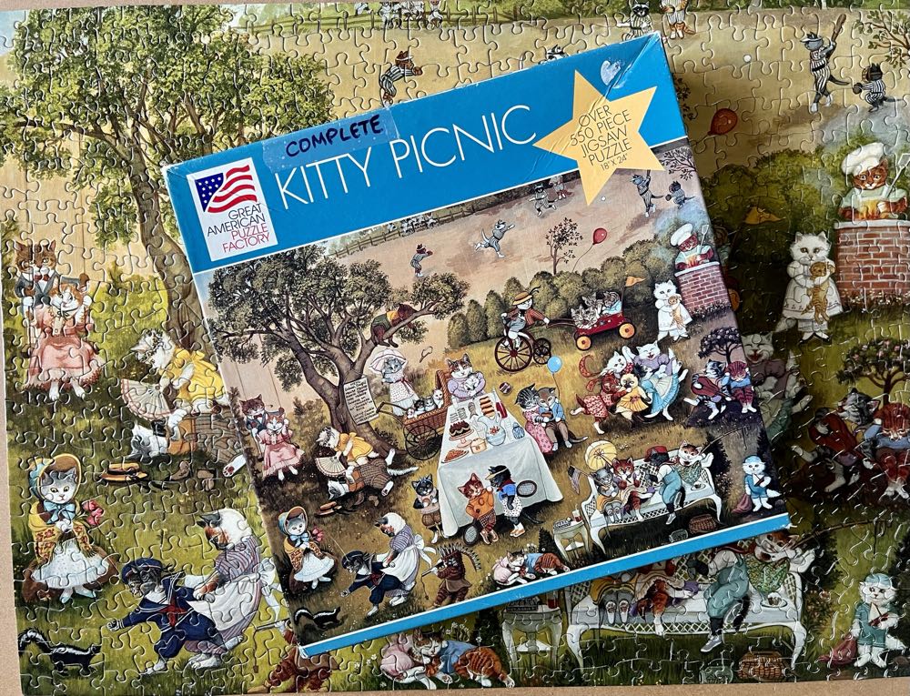 Kitty Picnic 🧩 - Great American Puzzle Factory 🇺🇸 puzzle collectible [Barcode 010563009761] - Main Image 3