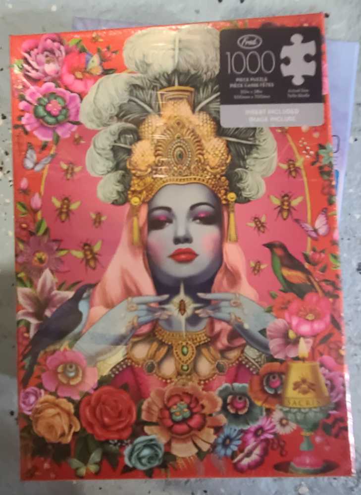 Queen Bee  - Genuine Fred puzzle collectible [Barcode 728987036255] - Main Image 2