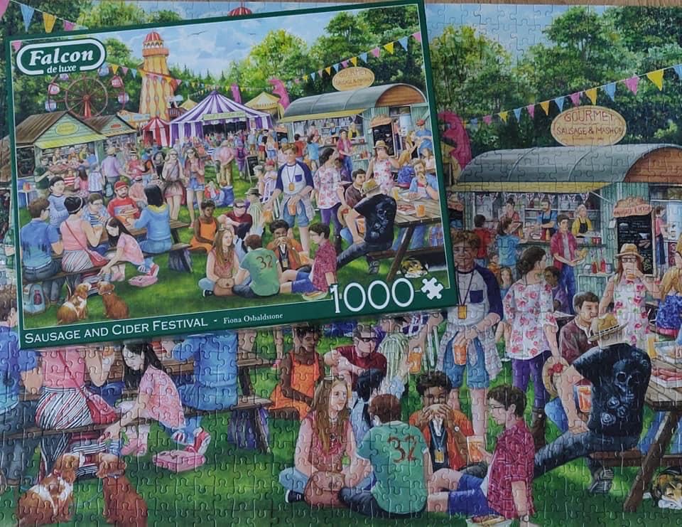 Sausage & Cider Festival - Falcon de luxe puzzle collectible [Barcode 8710126113370] - Main Image 4