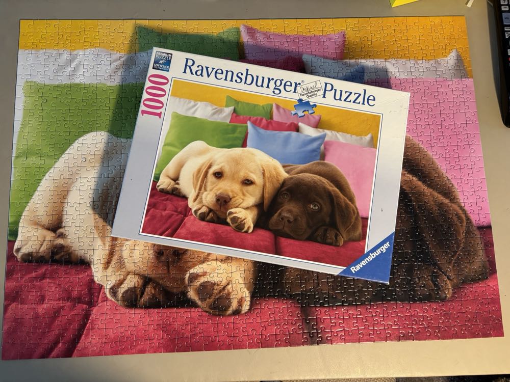 Close Friends - Ravensburger 🇩🇪 puzzle collectible [Barcode 4005556191154] - Main Image 3