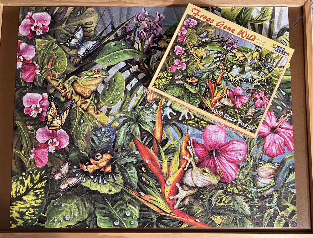 Frogs Gone Wild-Chs - White Mountain Puzzles puzzle collectible [Barcode 724819250257] - Main Image 3