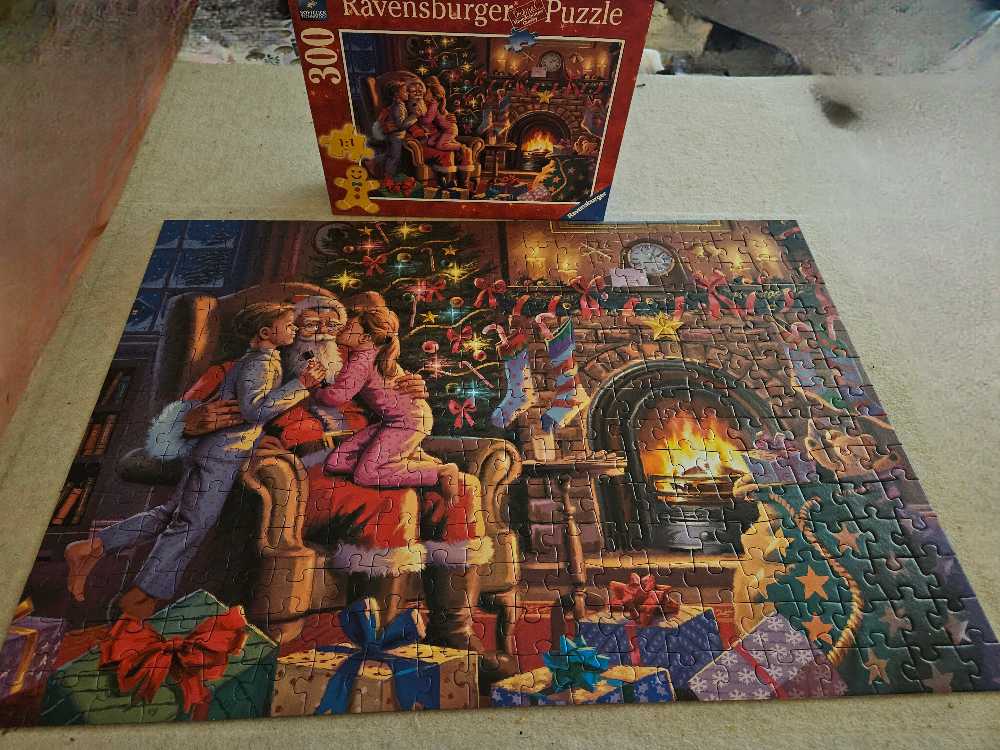 Kissing Santa - Ravensburger puzzle collectible [Barcode 4005556135776] - Main Image 3