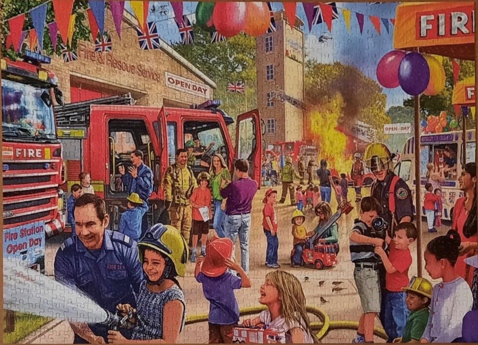 Open Day At The Fire Station  - Falcon de luxe puzzle collectible [Barcode 8710126113516] - Main Image 3