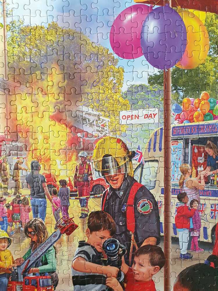 Open Day At The Fire Station  - Falcon de luxe puzzle collectible [Barcode 8710126113516] - Main Image 4