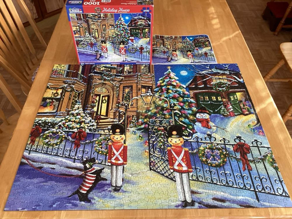 Holiday House - White Mountain puzzle collectible - Main Image 3